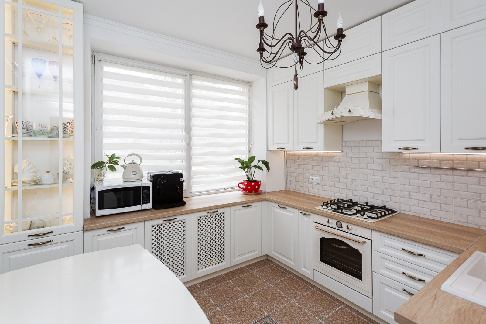 Белая кухня в стиле неоклассика