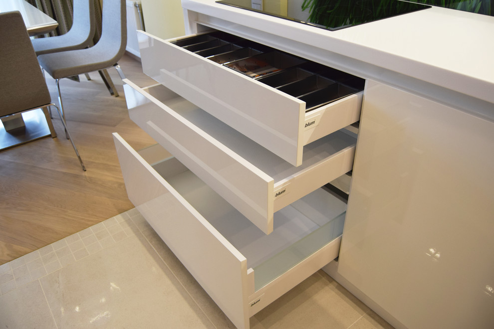 Кухня с белыми фасадами и фасадами из шпона