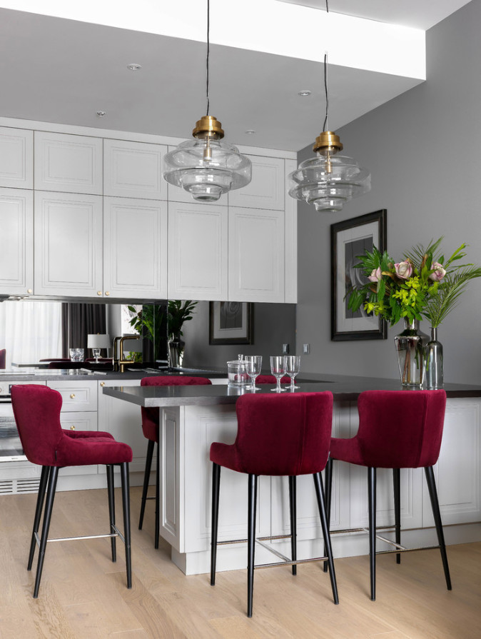 Серые стены и капля бургундского