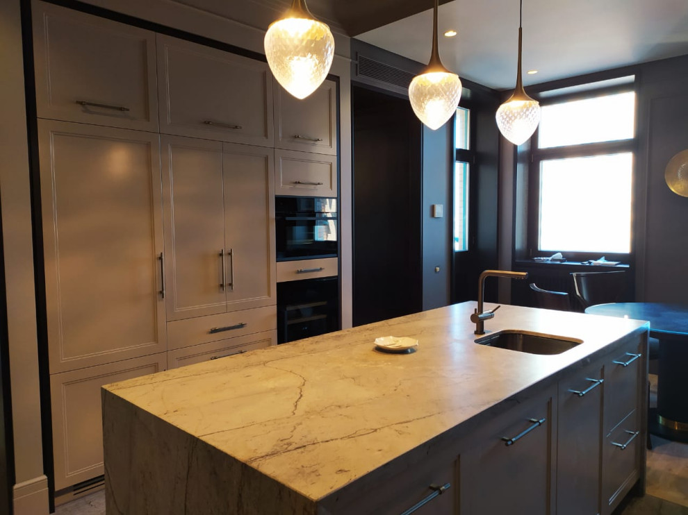 Кухня с островом из мрамора.