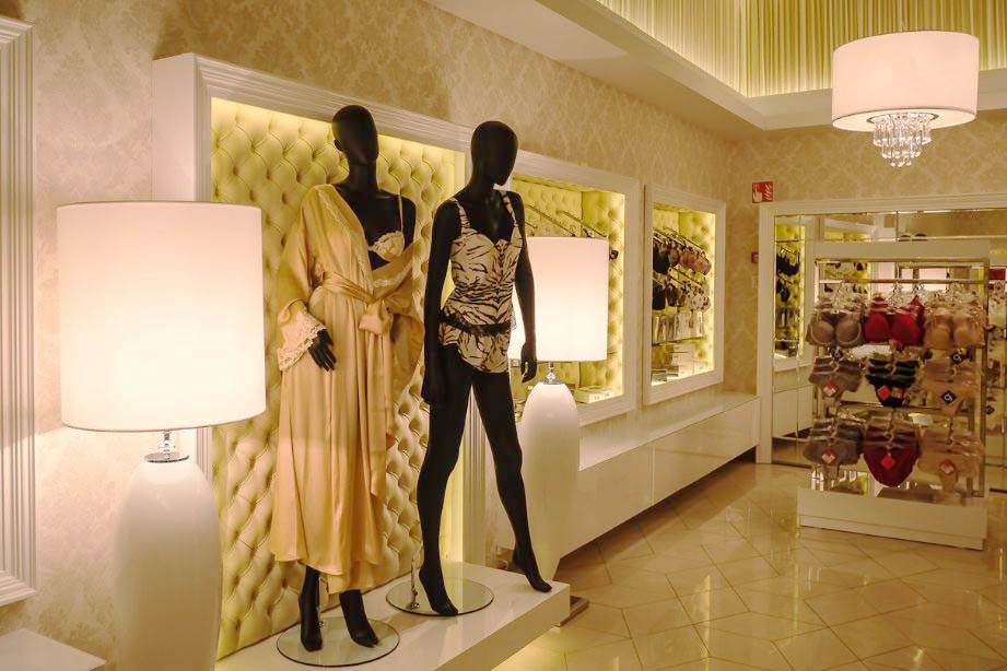 Большой торговый центр модной одежды в ближнем зарубежье.