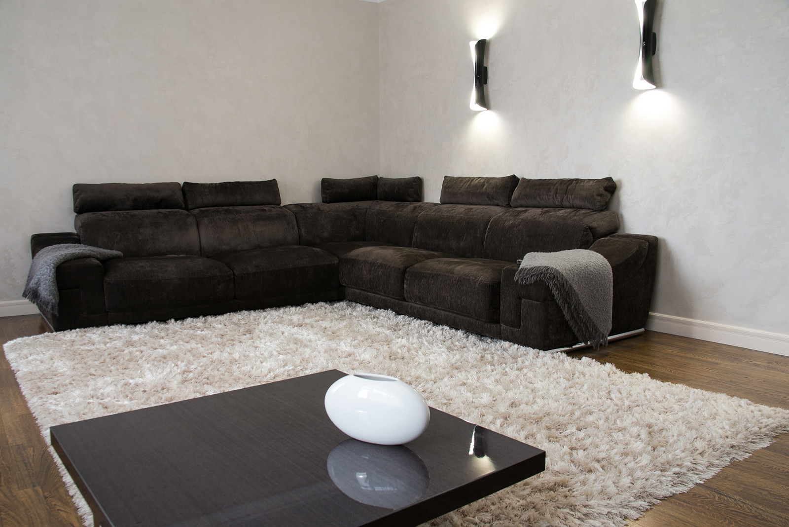 Обложка проекта: Гостиная в контрастных тонах