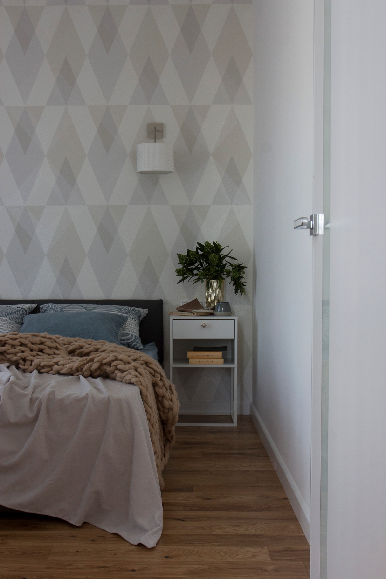 Монохромное колористическое решение призвано визуально увеличить  пространство