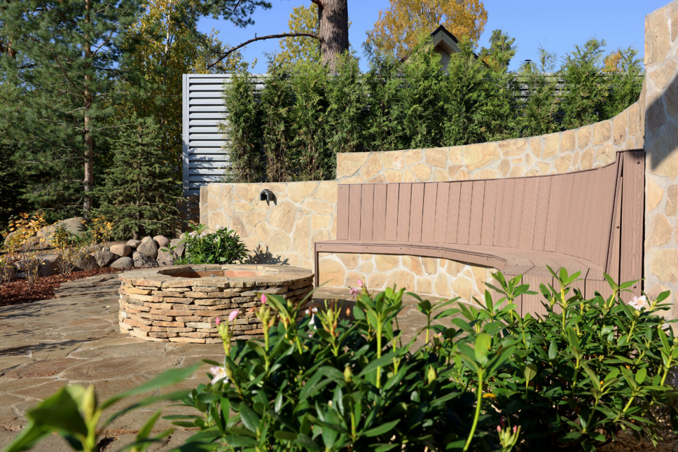 Сад для черной кошки и белого кота