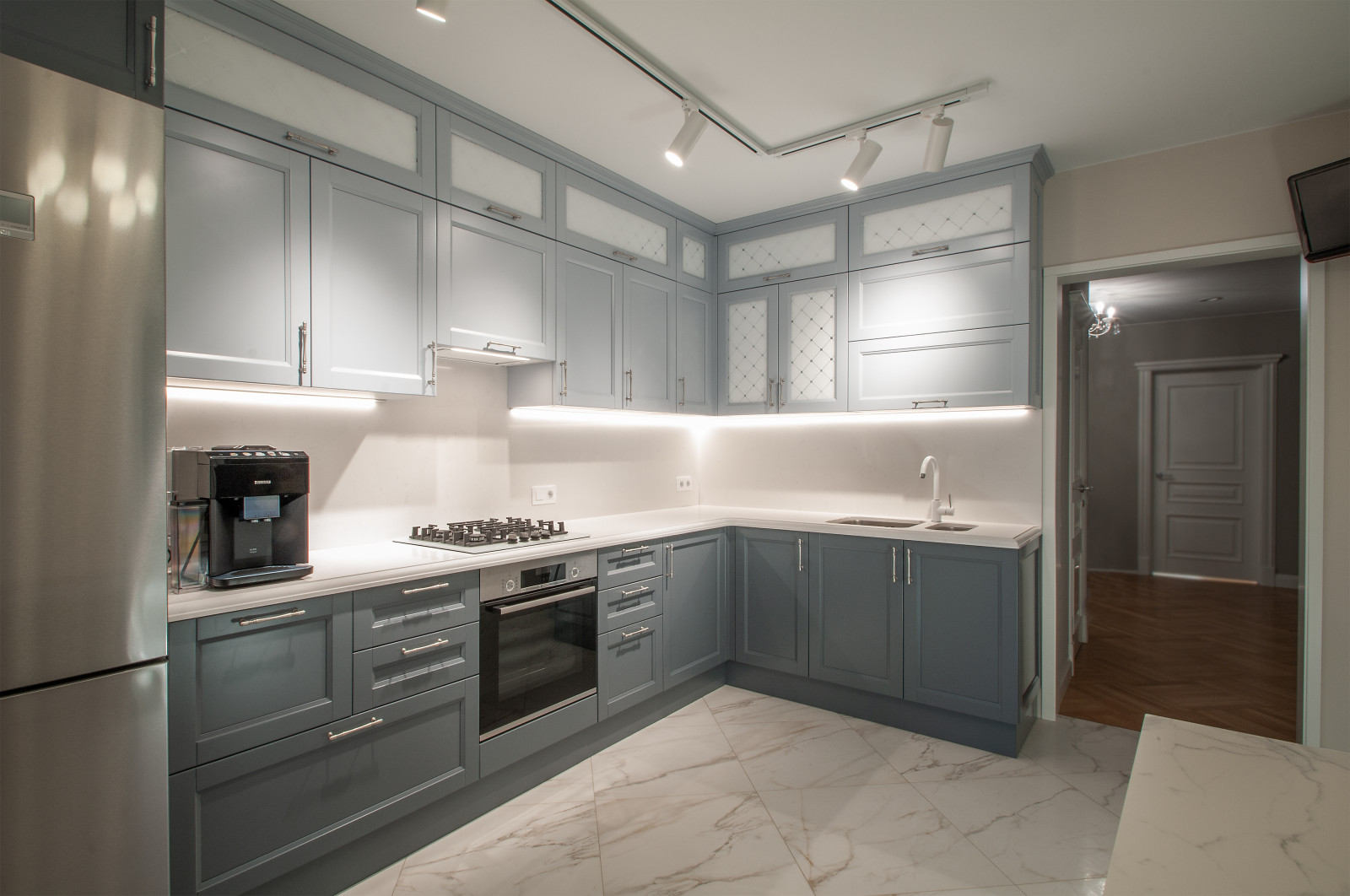 Серая кухня в классике