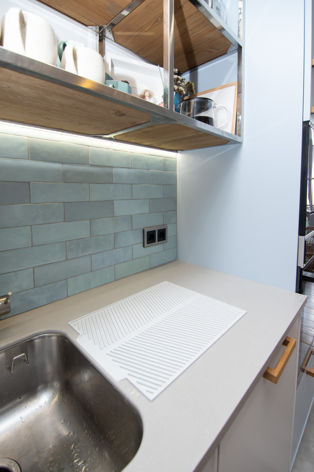 Светлая кухня в неоклассическом стиле