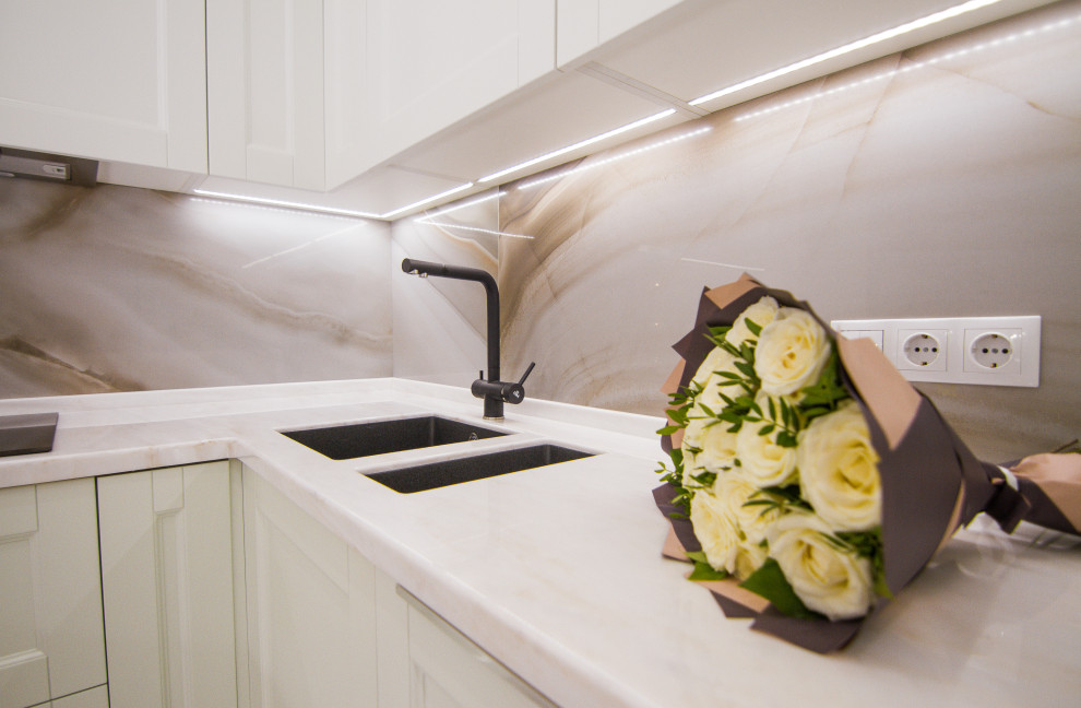 Минималистичная белая кухня с барной стойкой