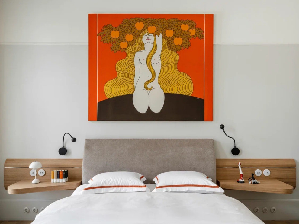 Уютная светлая спальня, украшенная шикарным авторским ковром ручной работы