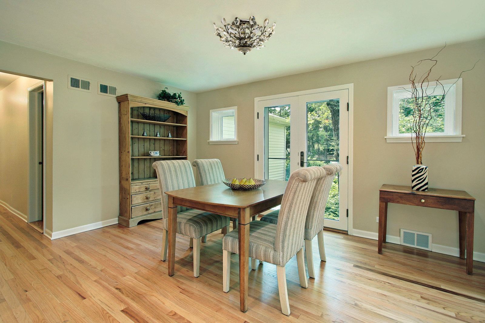 Обложка проекта: Освещение в столовой