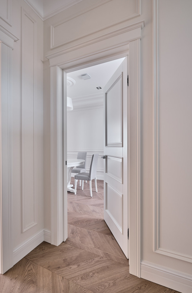 Белый Леон в светлом интерьере