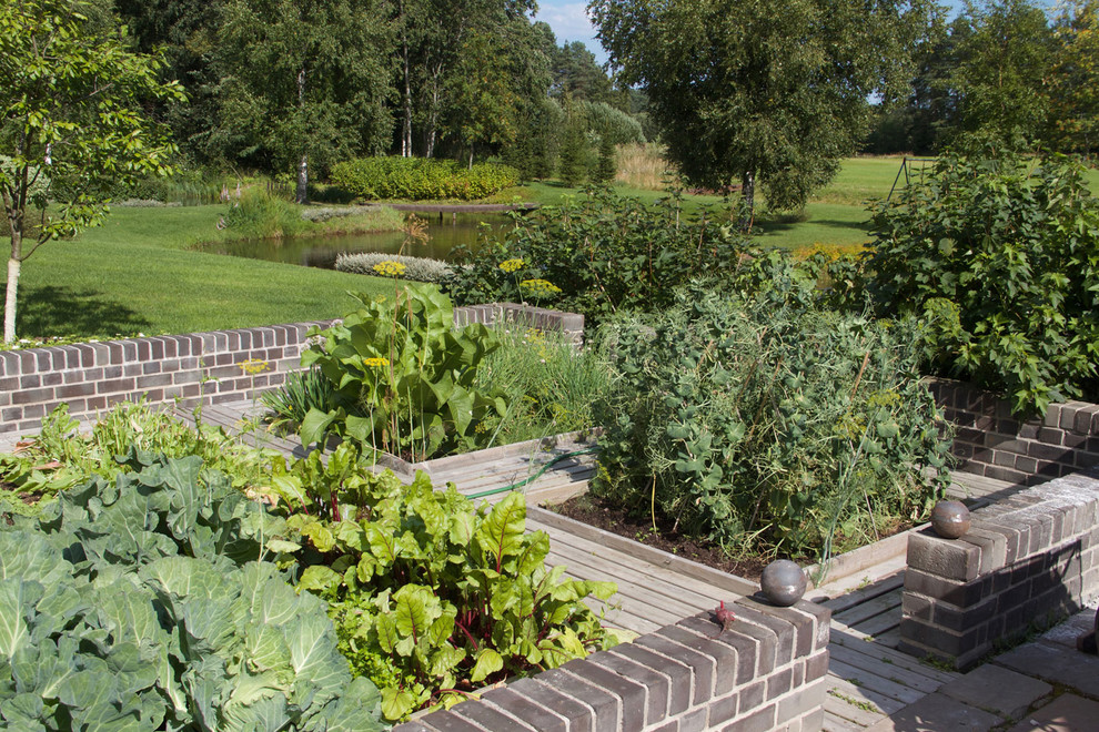 Большой дом на высоком берегу реки