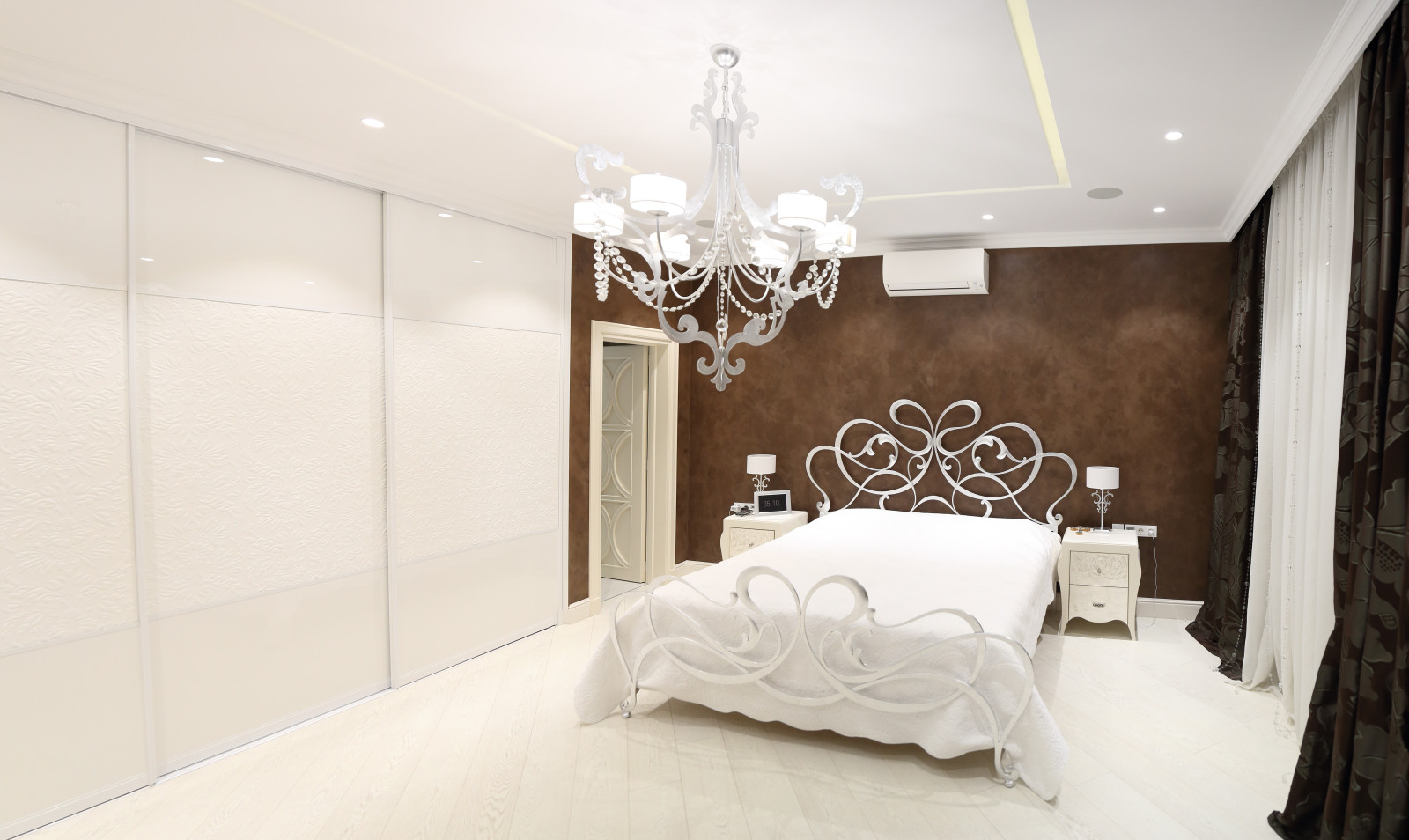 Сценарное освещение. Встроенная в потолок акустика. Аудиомультирум.