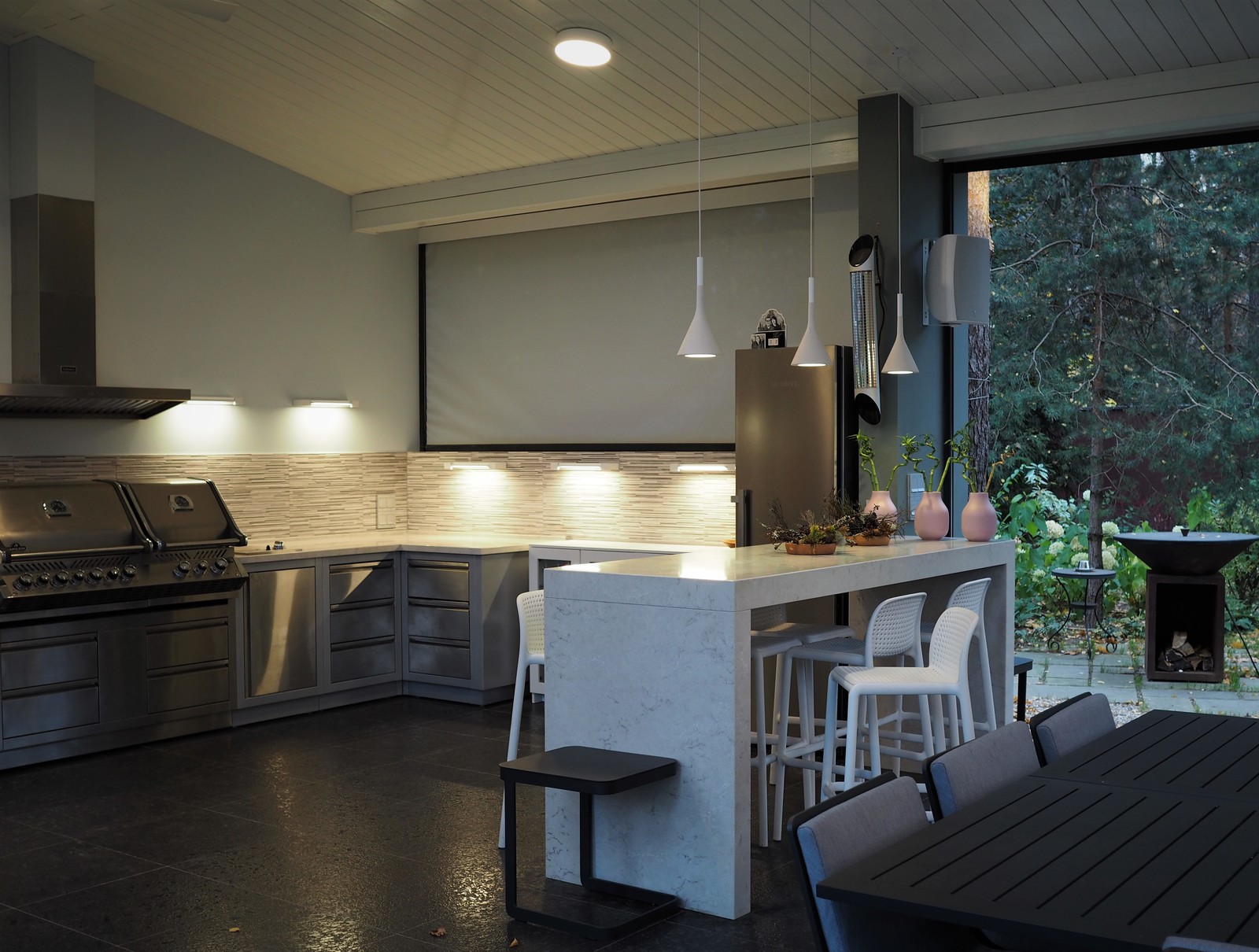 Павильон с летней кухней и домашним кинотеатром