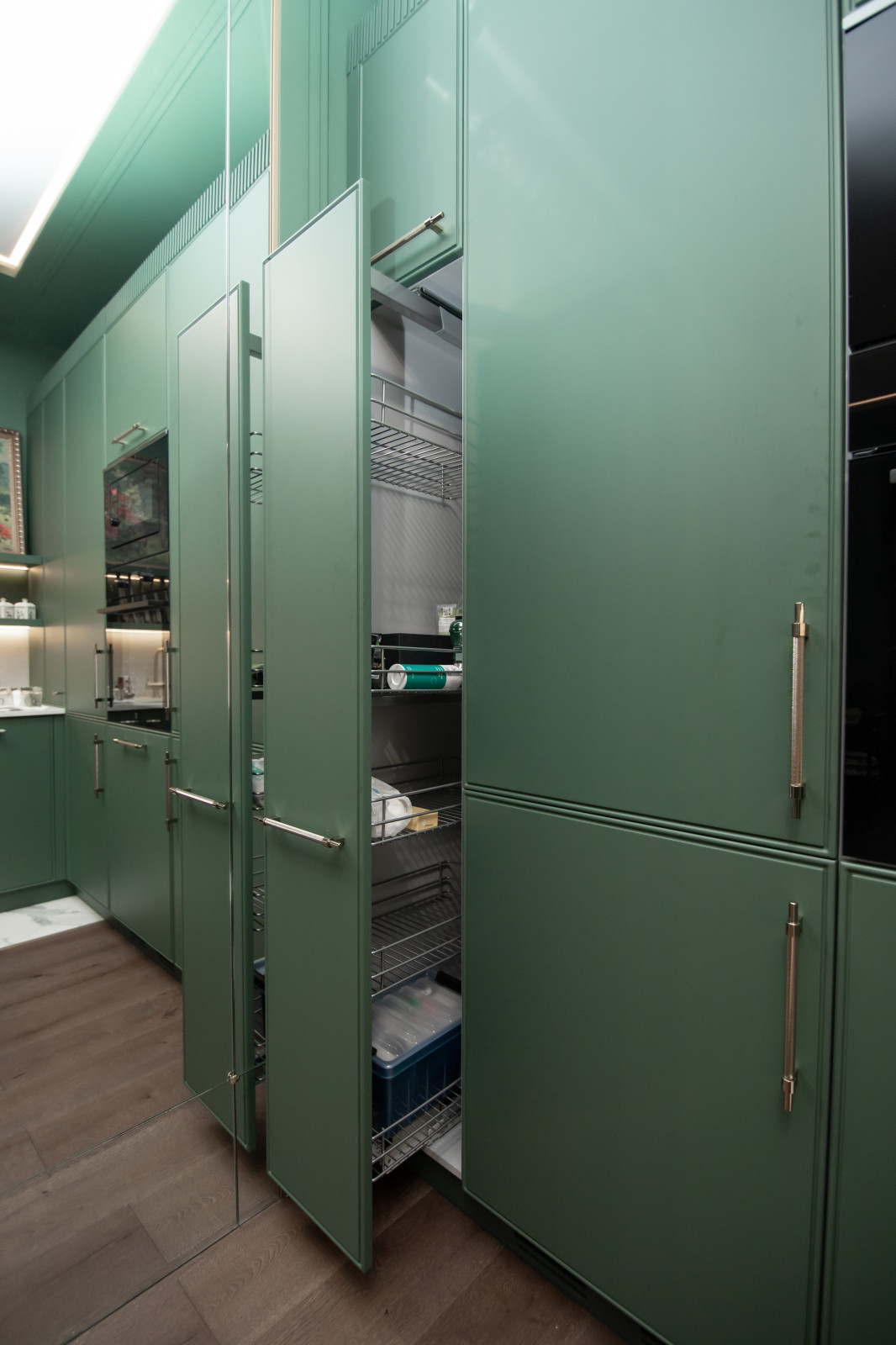 Стильная неоклассическая кухня в темно-изумрудном цвете