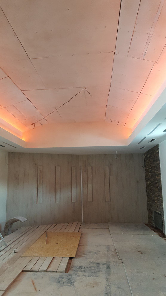 Мансардный натяжной потолок в бассейне частного дома