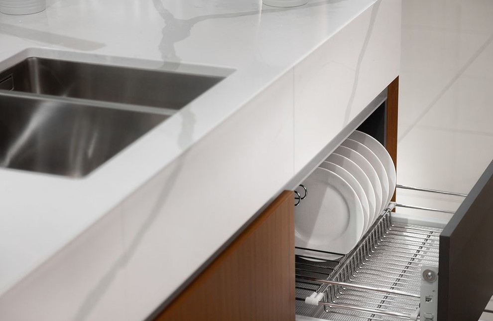 Кухонный гарнитур со столешницей из кварцевого агломерата