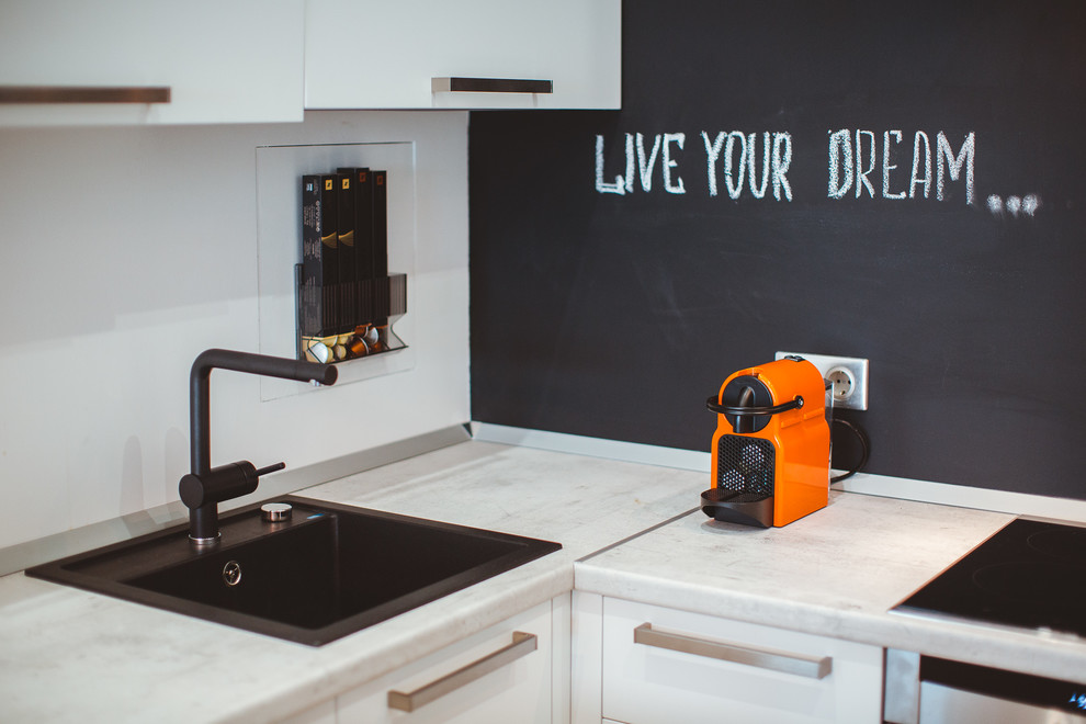 Кипельно белый и контрастный черный