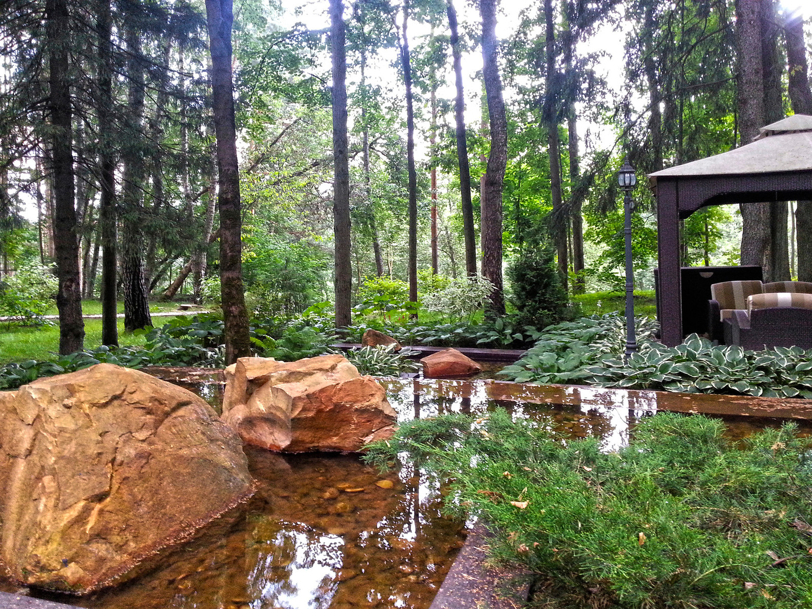 Дизайн искусственного водоема - камни-скалы на верхнем уровне.