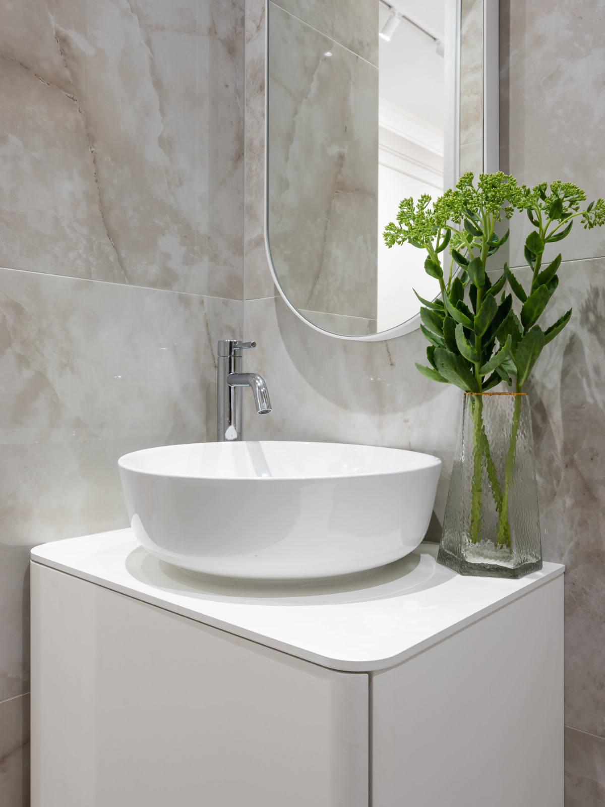 Реализация квартиры в стиле современная классика для семейной пары с ребенком