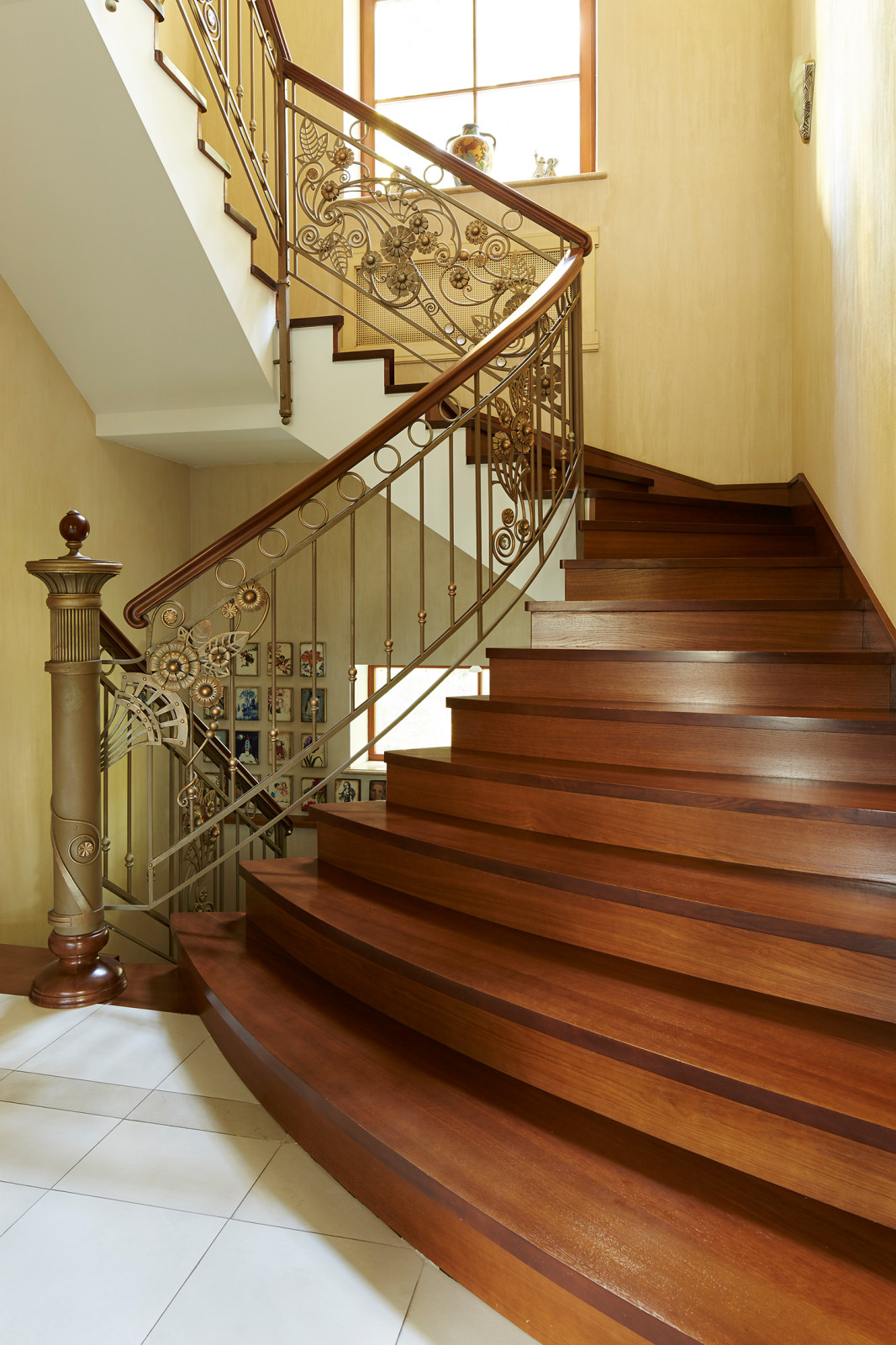 Лестница с кованым ограждением