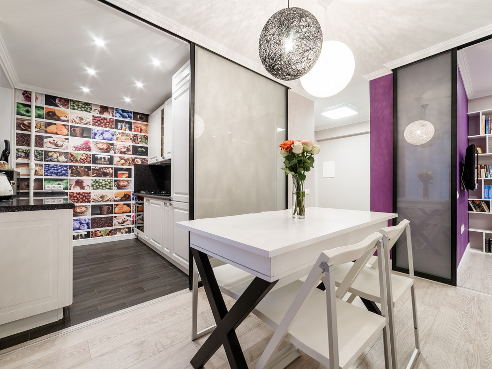 Глубокий винный цвет в интерьере стандартной двушки