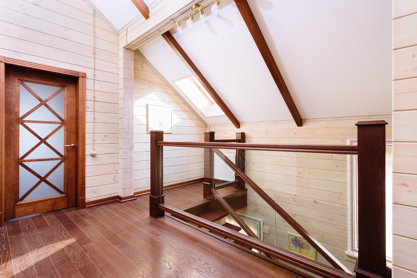 34. Деревянная лестница со стеклянным ограждением в КП Тихая слобода