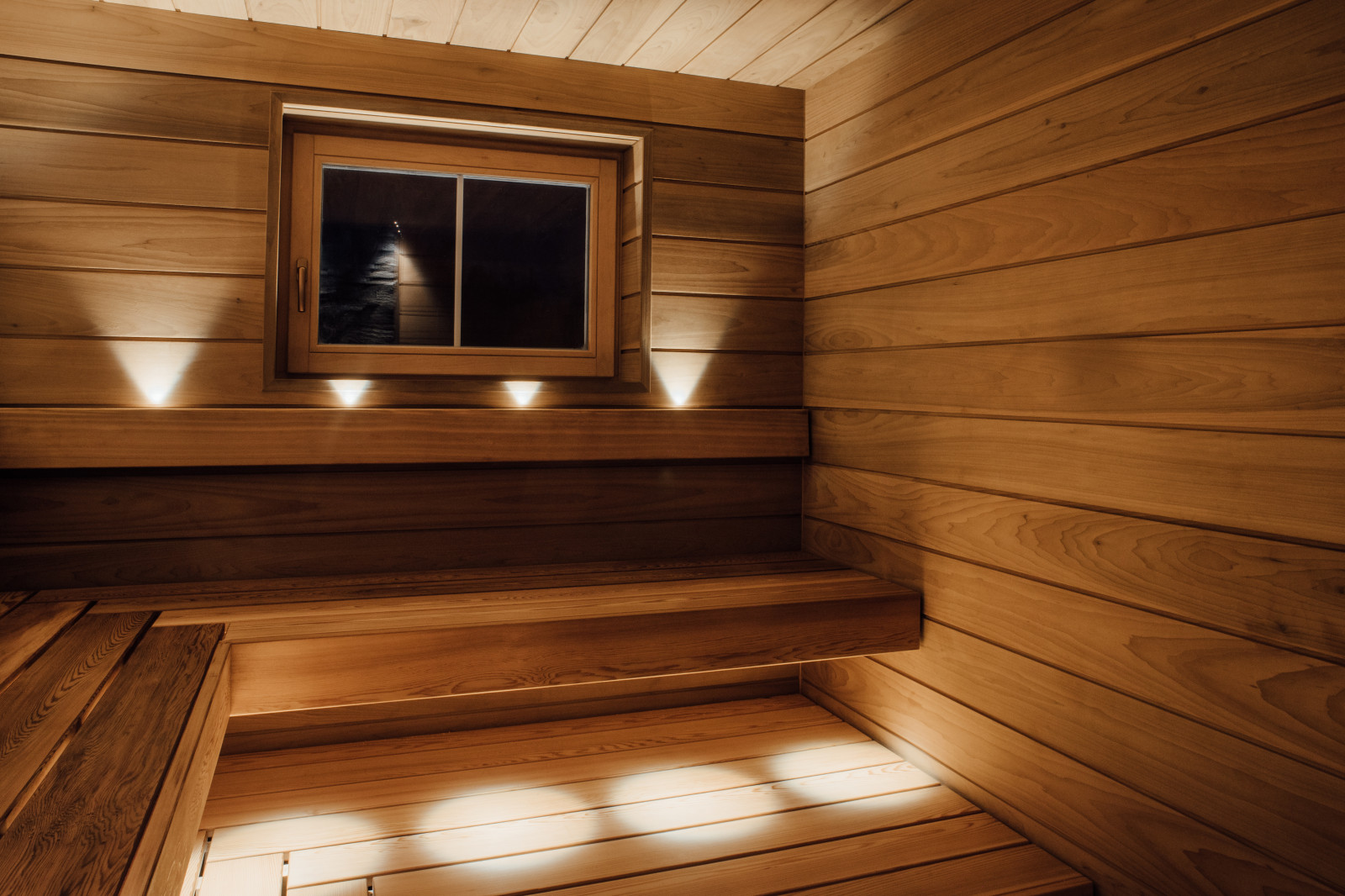Деревянное окно в бане с подсветкой.