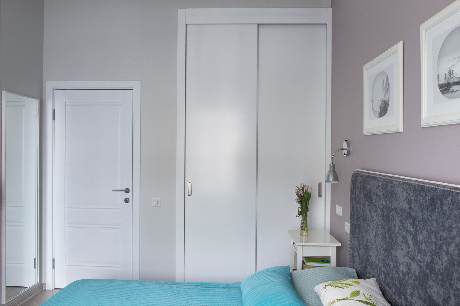 Кухня, декоративные балки и мебель в квартире с современным дизайном