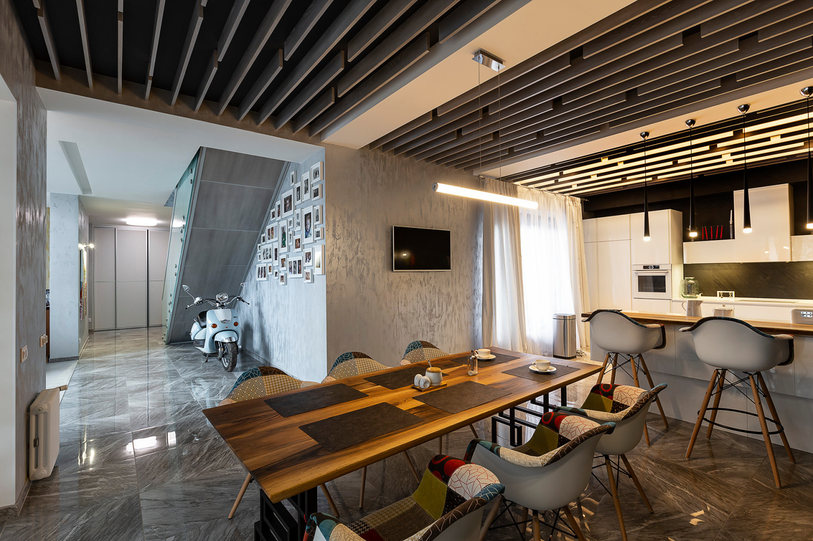 Дом с серебристыми стенами / House with silver walls