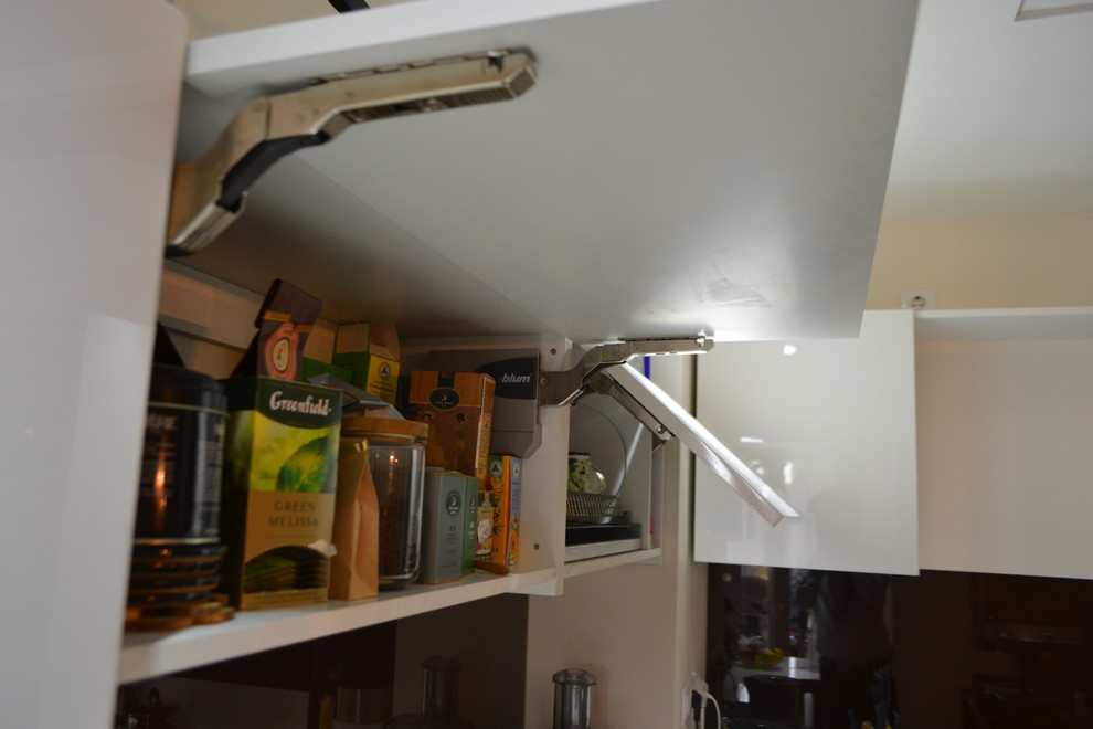 Вся кухня с удобными подъемниками Blum