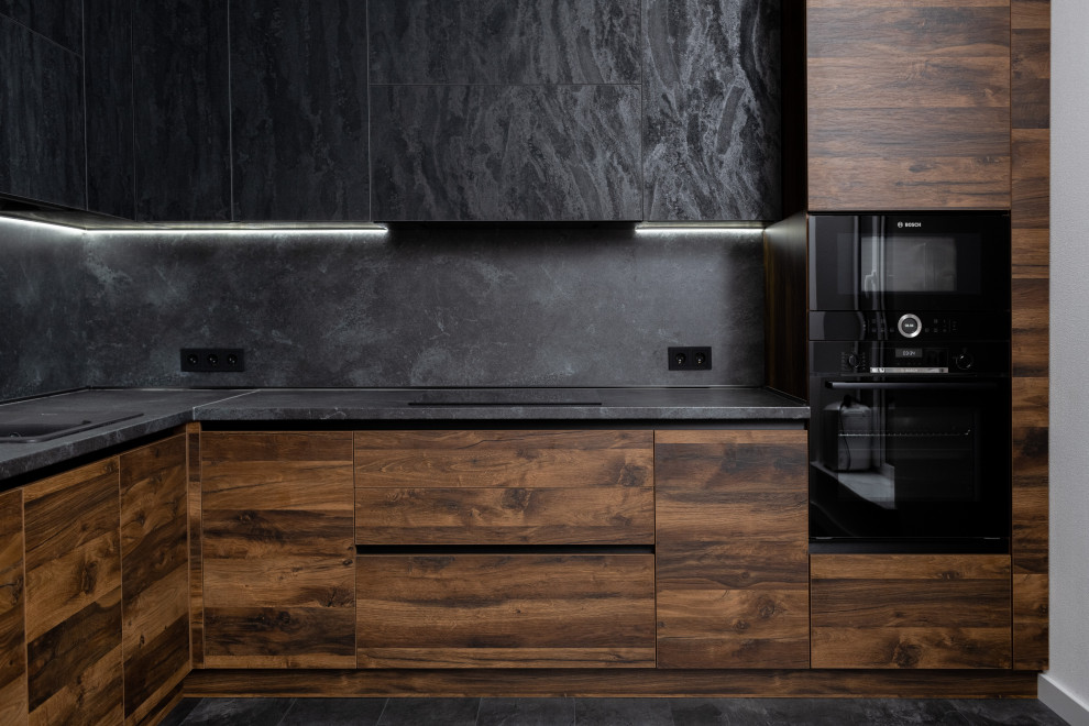 Кухня с темными фасадами в современном стиле