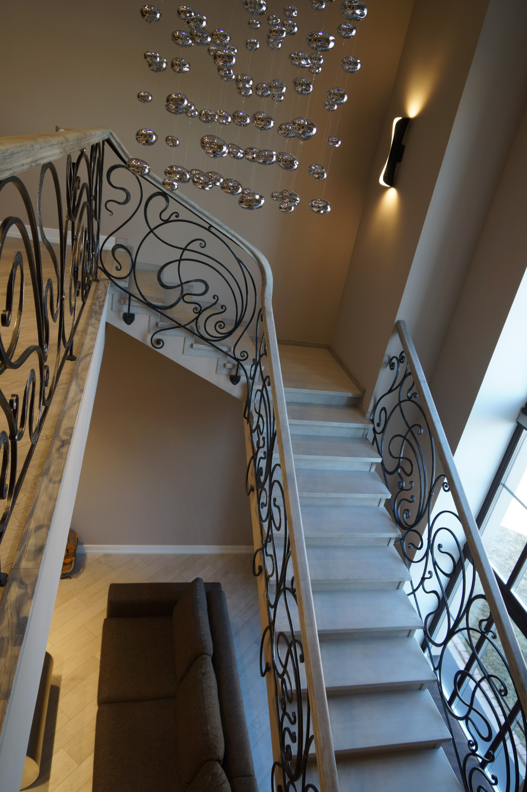 Кованное перильное ограждение в котеджном поселке Онегино