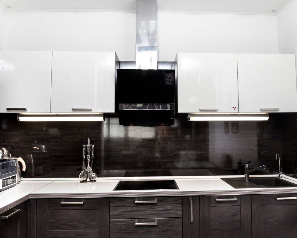 2-х комнатная квартира в черно-белых тонах с акцентами красного