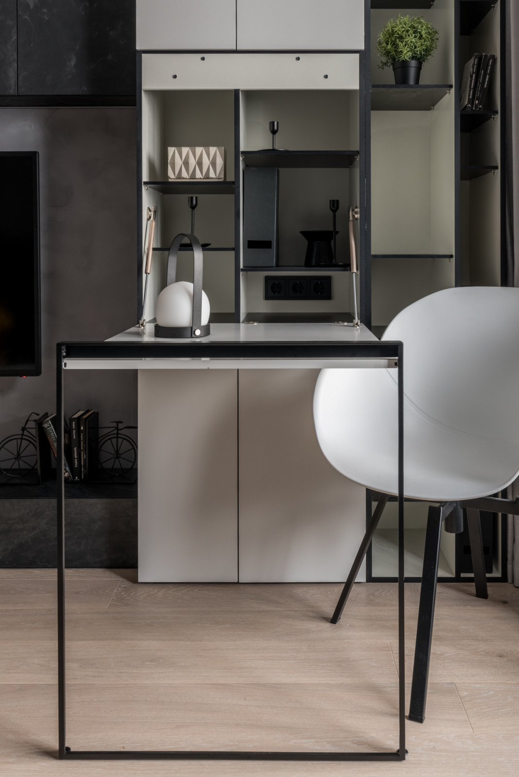 "Белый, серый и графит"