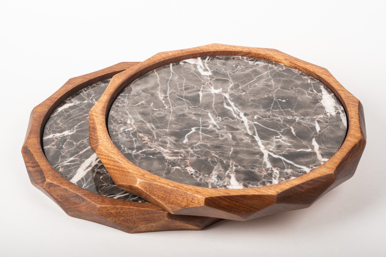 Декоративная деревянная посуда и предметы интерьера