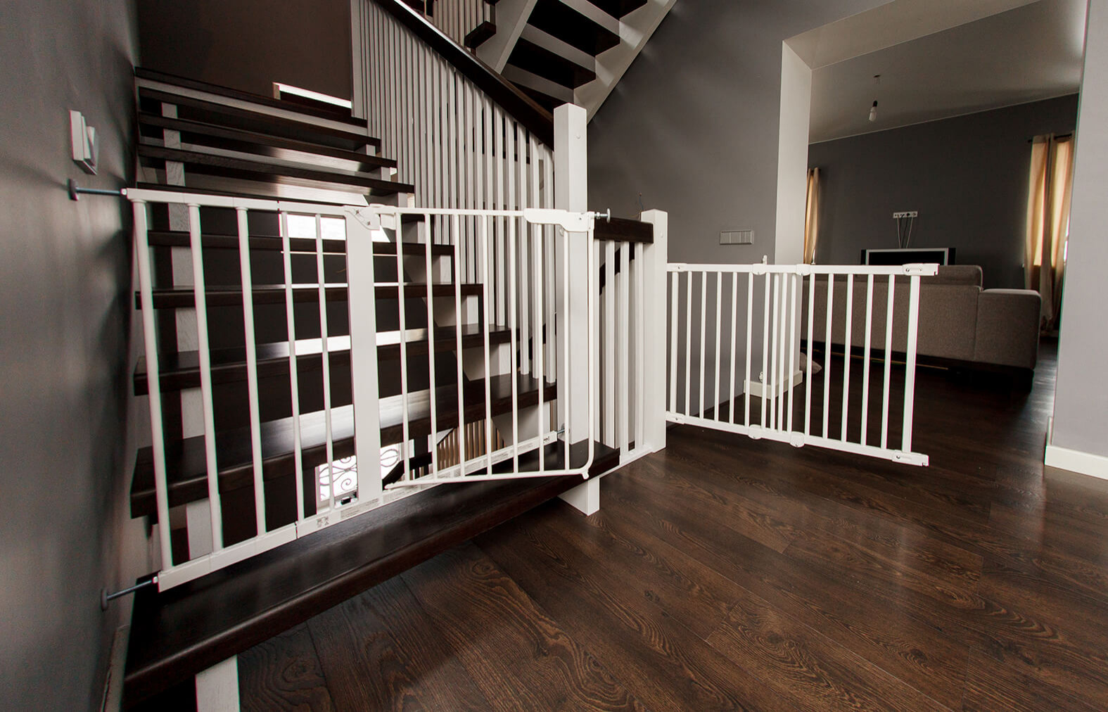 Дубовая комбинированная двухцветная лестница из массива сосны и дуба на косоурах