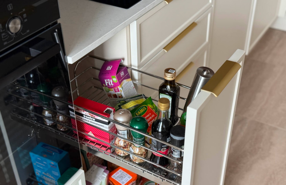 Кухня Петра в кремово-белом цвете с древесными элементами