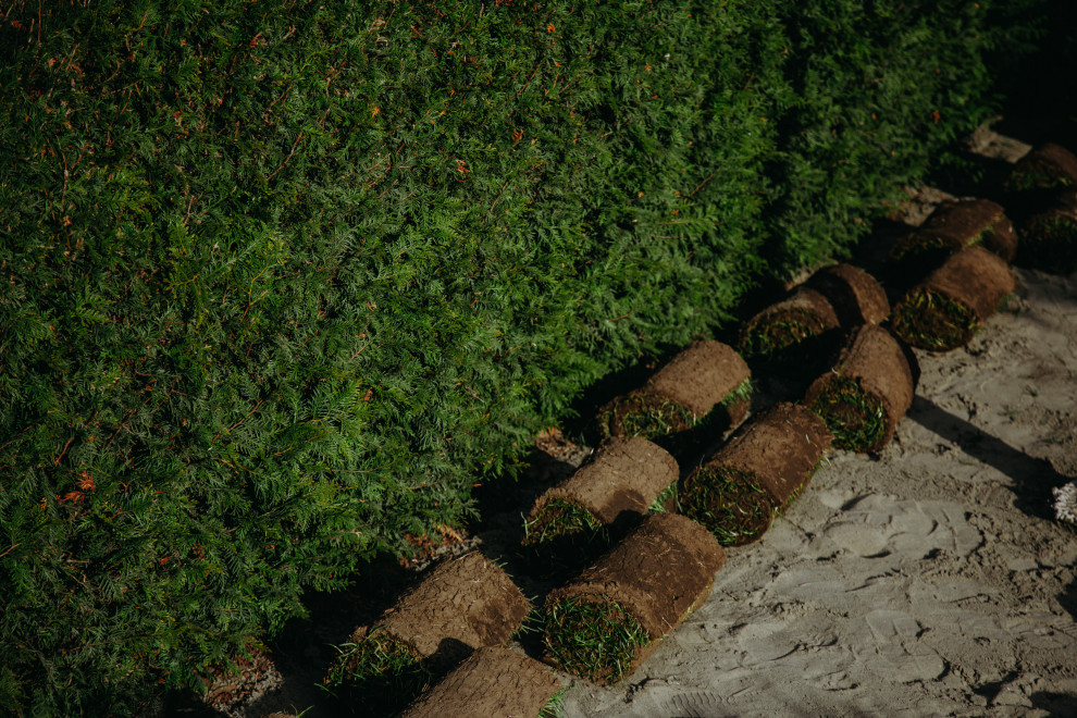 Монтаж системы автоматического полива и укладка рулонного газона в Новороссийске