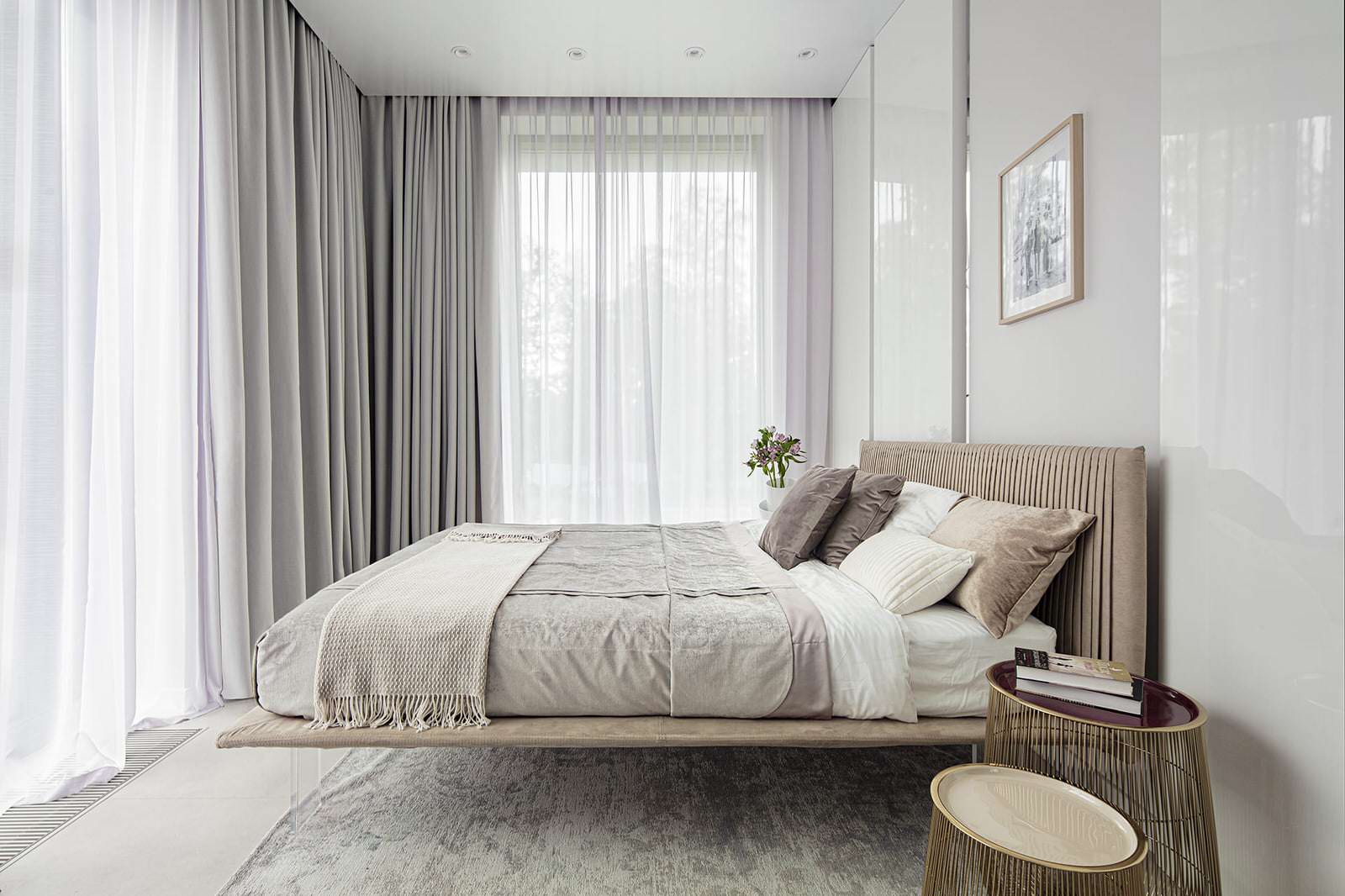 Большой красивый белый дом