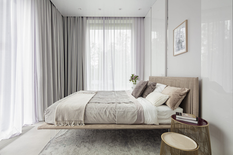 Большой красивый белый дом