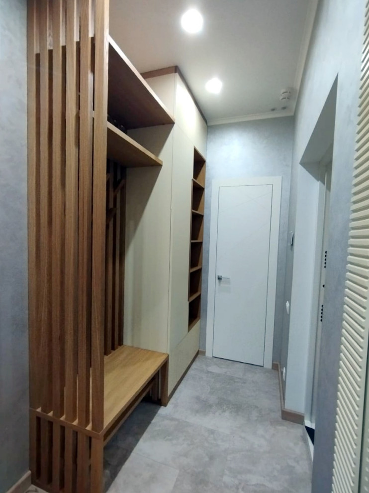 Прихожая в шпоне и эмали.