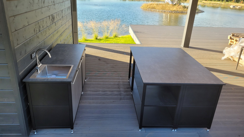 Уличная кухня на террасе у озера