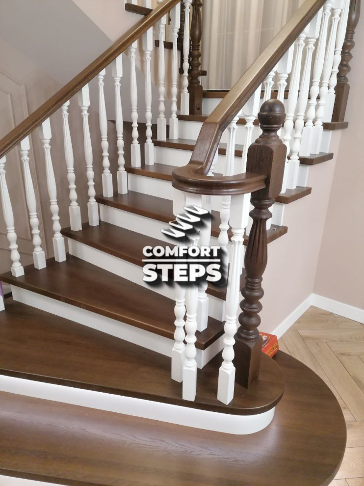 Лестница в шпоне дуба с радиусными поручнями и подсветкой