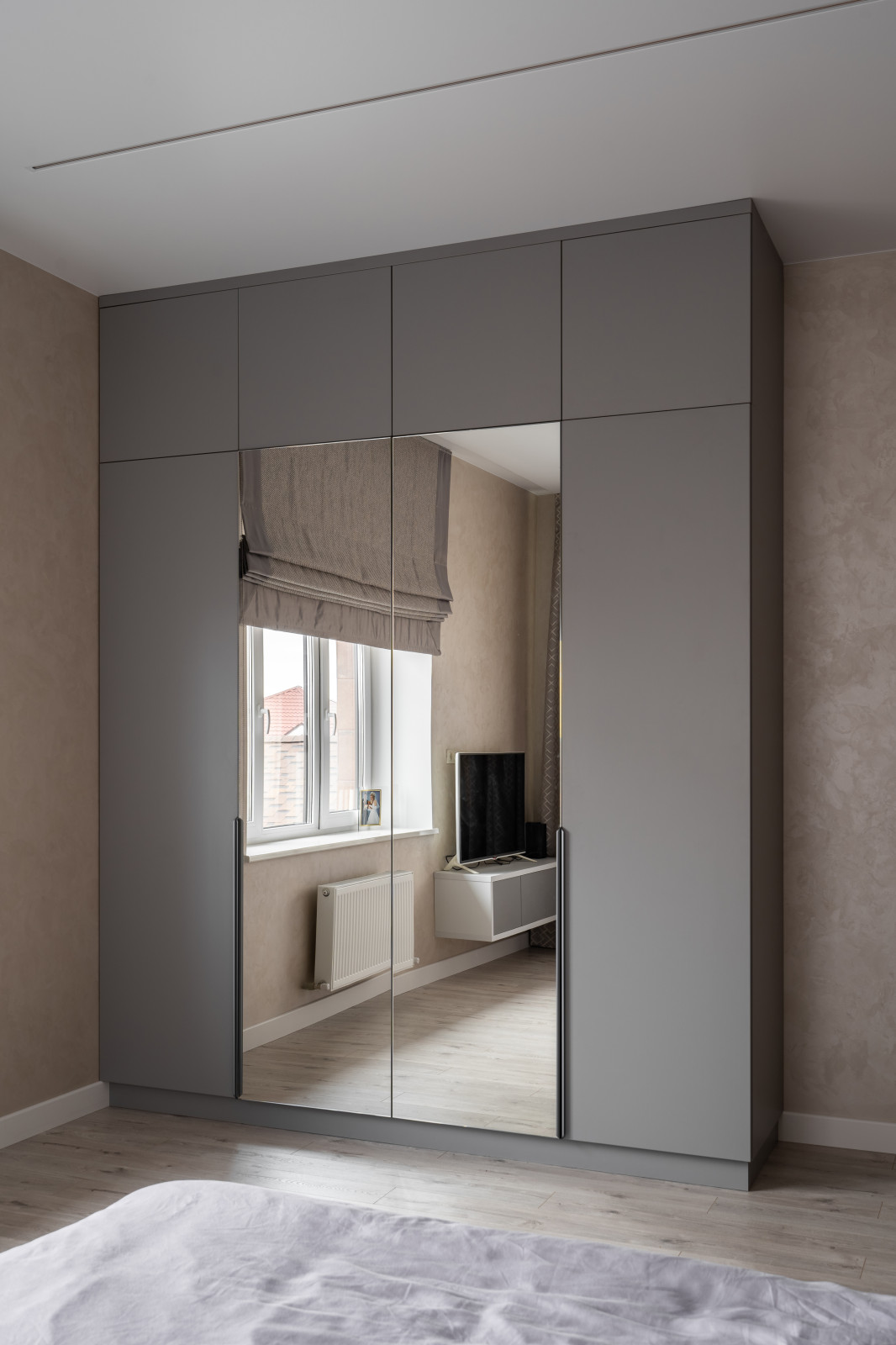 Серый шкаф мдф эмаль краска с зеркалом