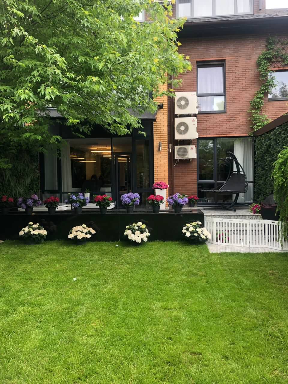 Открытая терраса на заднем дворике загородного дома