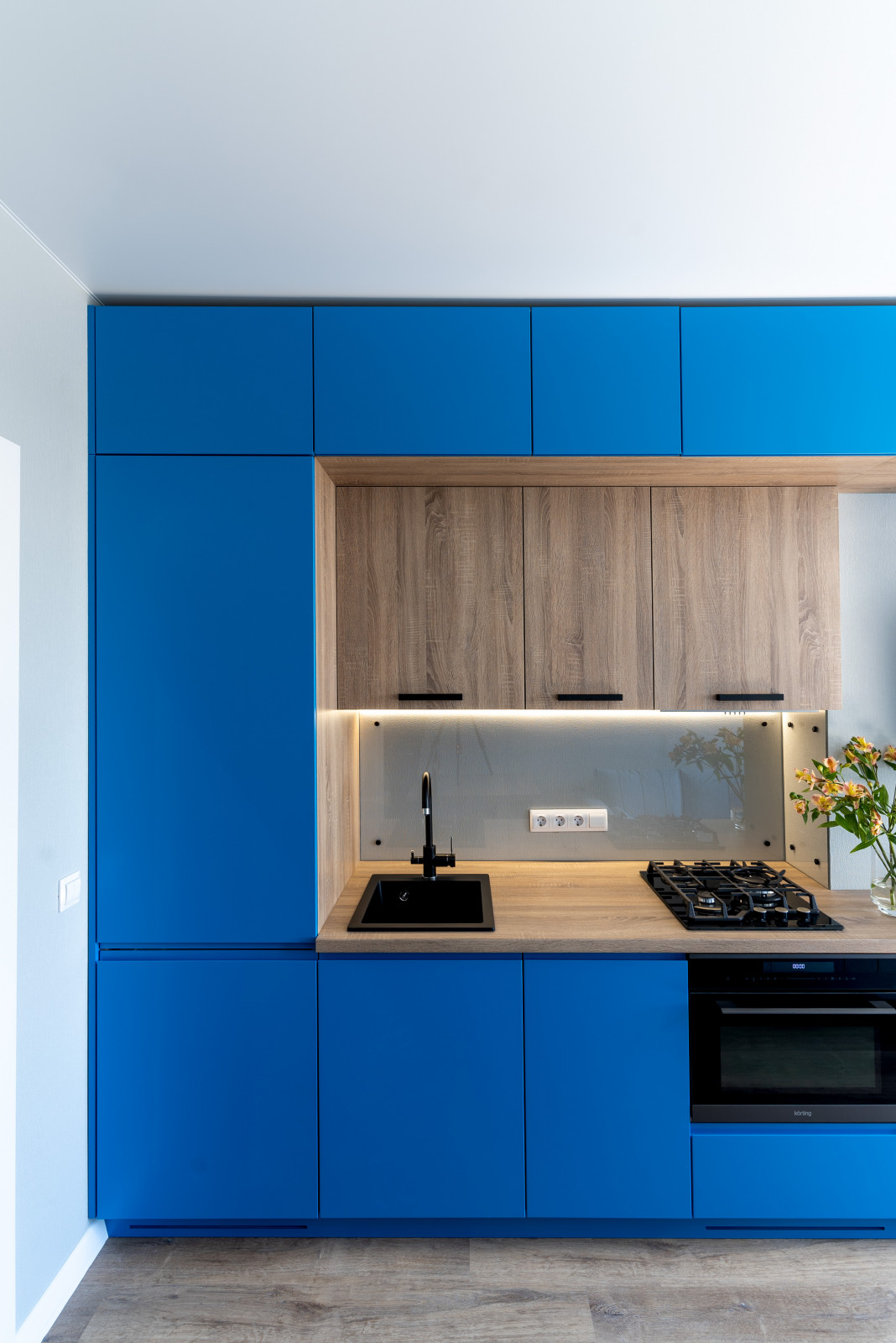 Многофункциональная кухня в ярком цвете