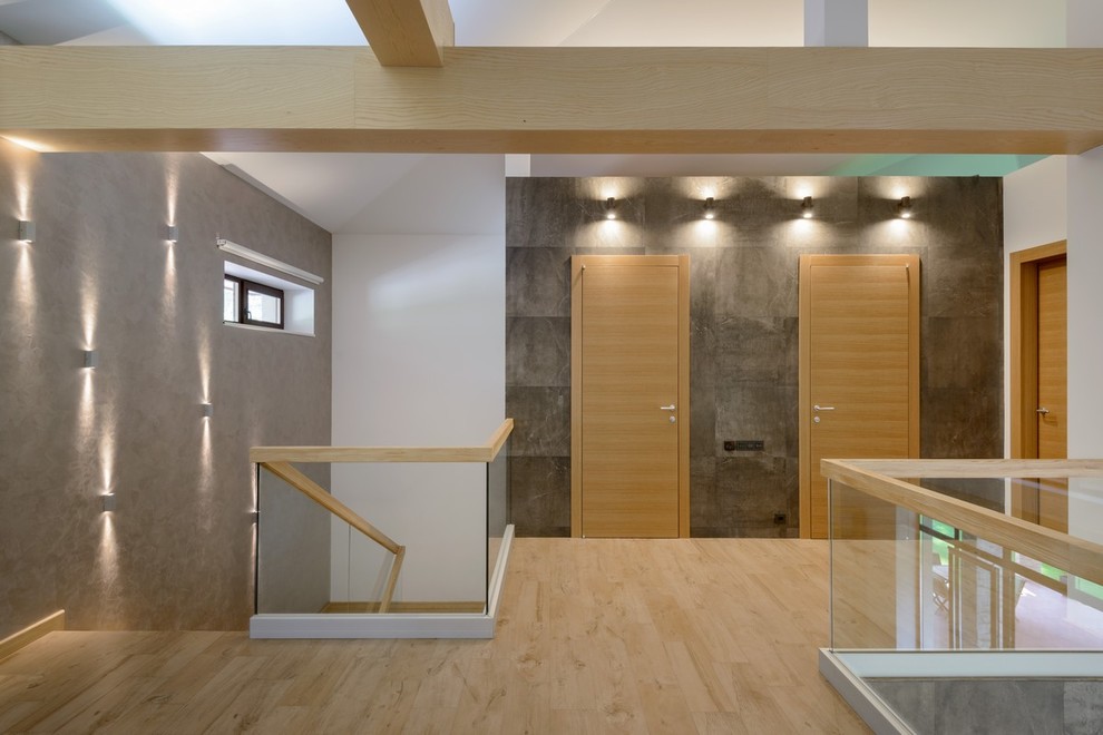 Обложка альбома: деревянная рейка в интерьере