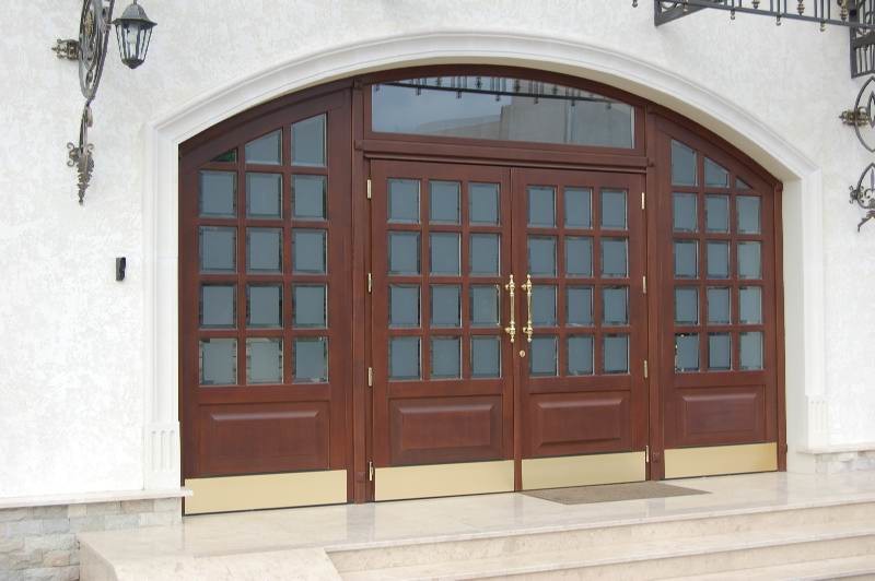 Деревянные входные двери