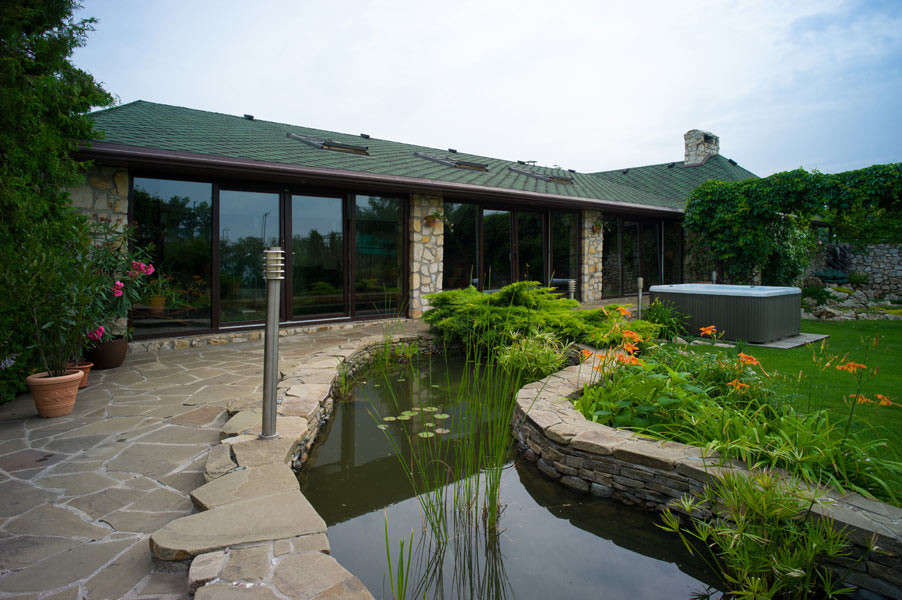 Дом с водопадом