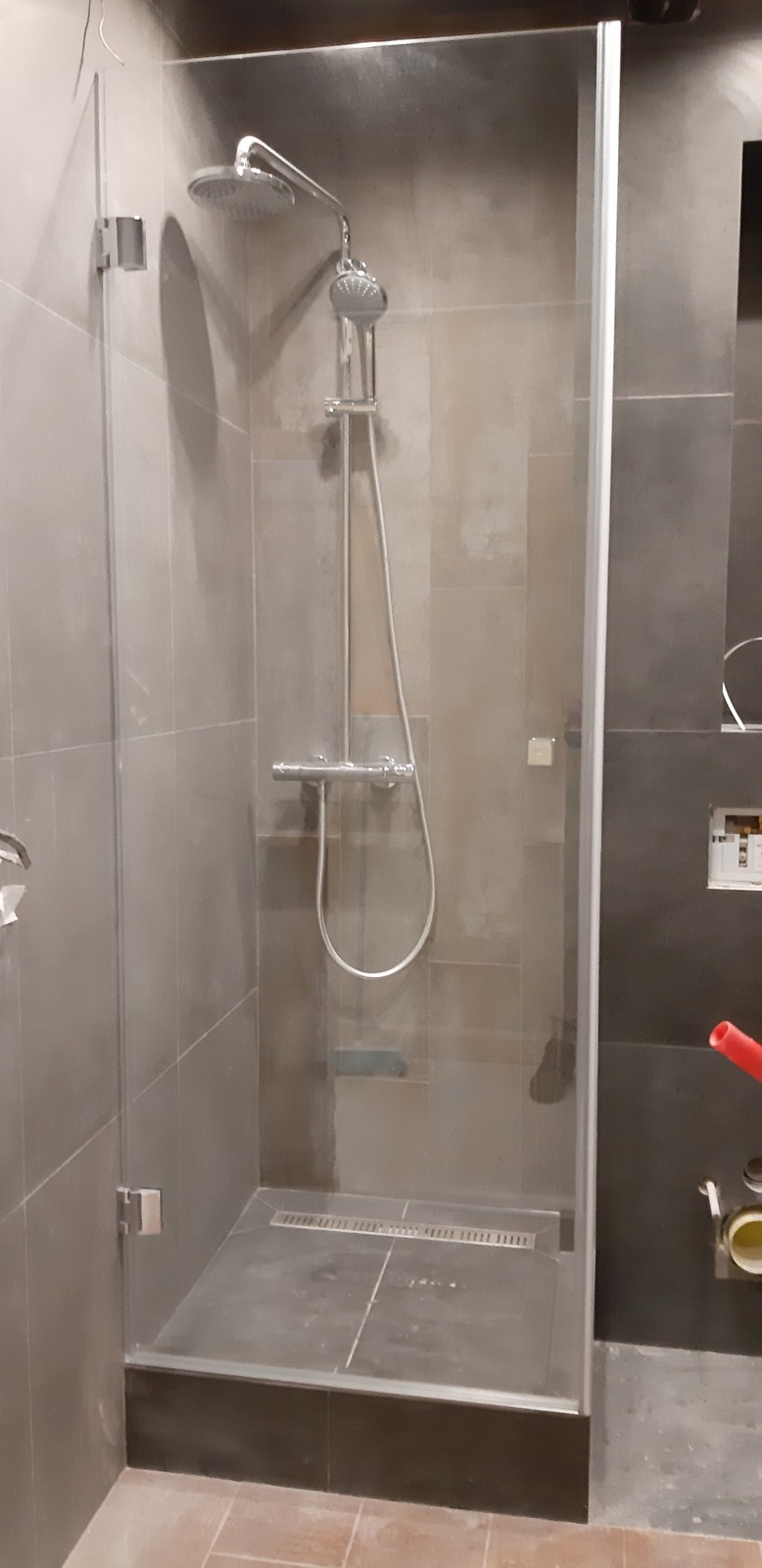 Душевая перегородка распашная